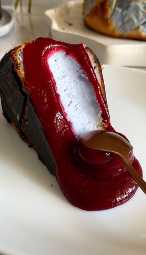 Рецепт: Бакский чизкейк с голубой матчей под ягодным соусом